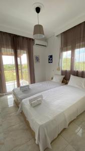 アフィトスにあるAmazing Sea View Loft, Afytosの窓付きのベッドルームに大きな白いベッド1台が備わります。