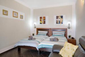 um quarto com 2 camas e um sofá em Casa Maria em Playa Blanca
