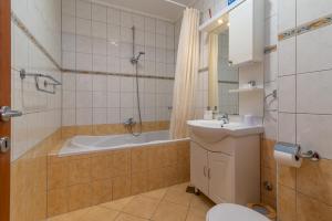 y baño con bañera, lavabo y aseo. en Villa Tonina, en Trogir