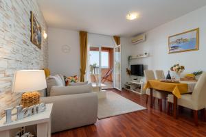 sala de estar con sofá y mesa en Villa Tonina, en Trogir