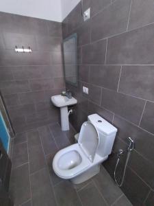 a bathroom with a toilet and a sink at ARTEMISA APARTMENTS in Vlorë