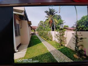 - une vue sur la cour d'une maison dans l'établissement Comfy room in Gunung Ledang, 