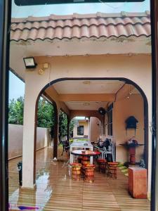 une terrasse avec une table et des chaises dans une maison dans l'établissement Comfy room in Gunung Ledang, 