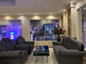 Sala de estar con 2 sofás y mesa en LION 8 Hotel en Can Tho