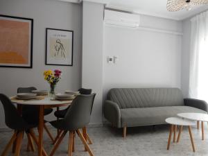 salon ze stołem i kanapą w obiekcie Apartment Amelia w mieście La Mata