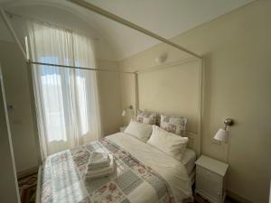 una camera da letto con un grande specchio sopra il letto di Novecento Country House a Vieste