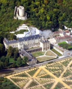 聖馬塞爾的住宿－Magnifique logement, confortable et paisible.，山丘上一座大建筑的空中景观