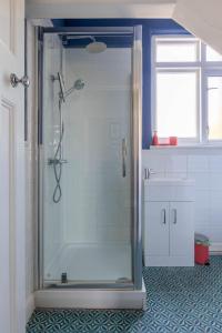 y baño con ducha y puerta de cristal. en Winterstoke View-Family&Dog Friendly Beach Retreat, en Ramsgate