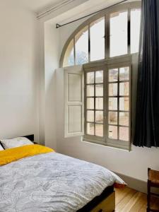 una camera con letto e finestra di Appartement dans belle résidence Semuroise a Semur-en-Auxois