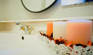 twee kaarsen op een badkamerbar naast een wastafel bij ABBAZIA SS. QUIRICO E GIULITTA in Micigliano