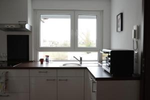 Kuchyň nebo kuchyňský kout v ubytování Wohnung Nr. 2 - 2,5 Zimmer Obergeschoss Wohnung