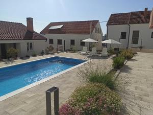 basen w ogrodzie obok domu w obiekcie Villa Tre Venti with private pool w mieście Sveti Filip i Jakov