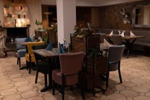 ein Restaurant mit Tischen und Stühlen in einem Zimmer in der Unterkunft Hotel Grütering in Dorsten