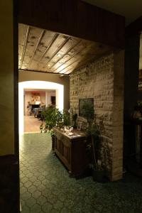 Habitación con pared de piedra y mesa con plantas. en Hotel Grütering en Dorsten