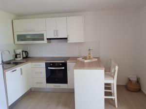 Kuchyň nebo kuchyňský kout v ubytování Apartment in Supetarska Draga with sea view, terrace, air conditioning, WiFi 4552-6