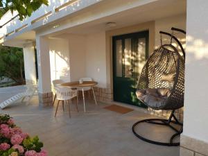 Patio nebo venkovní prostory v ubytování Apartment in Supetarska Draga with sea view, terrace, air conditioning, WiFi 4552-6