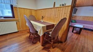 un comedor con mesa y sillas en una habitación en Aunty Rezika's house, en Cerklje ob Krki