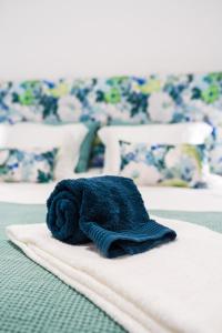 Una toalla azul está sentada en una cama en Casa Milita, en São João da Pesqueira