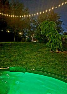 Vonkajšia záhrada v ubytovaní Kuća za odmor Malia sa Spa Hot Tub Jacuzzijem - Nice and Cozy - Free tickets to all City attractions