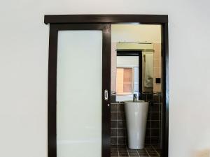 LOKAL Rooms x Shahrah-e-Faisal (Nursery)的一间浴室