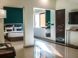 LOKAL Rooms x Shahrah-e-Faisal (Nursery)客房内的一张或多张床位