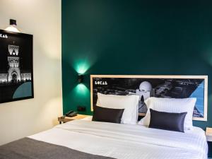 LOKAL Rooms x Shahrah-e-Faisal (Nursery)客房内的一张或多张床位