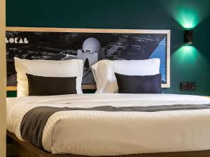 LOKAL Rooms x Shahrah-e-Faisal (Nursery)客房内的一张或多张床位
