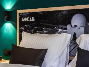LOKAL Rooms x Shahrah-e-Faisal (Nursery)客房内的一张或多张床位