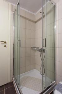 y baño con ducha y puerta de cristal. en Creta Beachfront Apartment Β for 2 persons by MPS, en Fodele