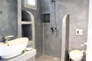 łazienka z umywalką i toaletą w obiekcie Palma resorts w mieście Nikiá