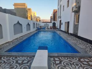- une piscine au milieu d'un bâtiment dans l'établissement Arbian Valla, à Dahab