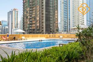 uma piscina numa cidade com edifícios altos em Keysplease Beachside Studio Minutes to the Beach & The Walk, JBR P50A em Dubai