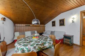 ein Esszimmer mit einem Tisch in einem Zimmer in der Unterkunft Spazioso appartamento centrale con wi-fi in Cortina d'Ampezzo