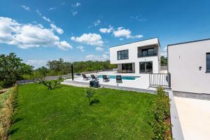 uma vista aérea de uma casa com um quintal em Villa Rocinante em Murvica