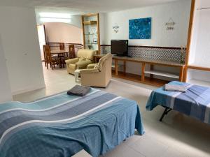 Una habitación de hotel con una cama y una sala de estar. en Las Marinas, en Vera