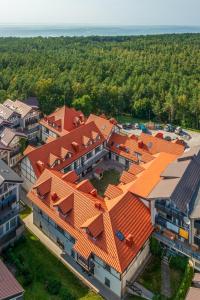 einen Blick über ein Gebäude mit orangefarbenen Dächern in der Unterkunft Urbas Sea view apartment in Nida