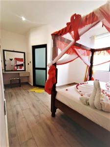 1 dormitorio con 1 cama con dosel en V-Szameitat Homes, Kongo River, en Diani Beach