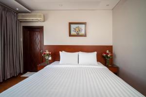 Кровать или кровати в номере Van Ha Hotel