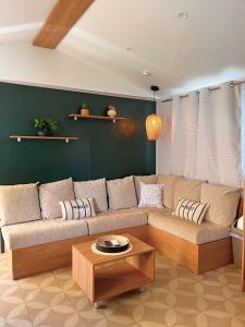 ein Wohnzimmer mit einem Sofa und einem Couchtisch in der Unterkunft Mobil home camping 4 étoiles les Viviers 2 chambres in Lège-Cap-Ferret
