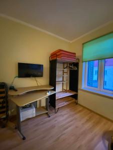 Habitación vacía con escritorio y ventana en Apartament w Willi Cis, en Krynica-Zdrój