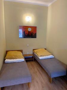 a room with two beds in a room with at Apartament w Willi Cis in Krynica Zdrój