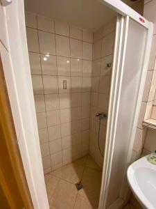 y baño con ducha y lavamanos. en Apartament w Willi Cis, en Krynica-Zdrój