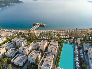 トルバにあるVoyage Torba Hotelのリゾートとビーチの空中の景色を望めます。