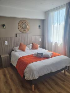 um quarto de hotel com duas camas e uma janela em Kyriad Angoulême Nord Champniers- Hôtel & Résidence em Champniers