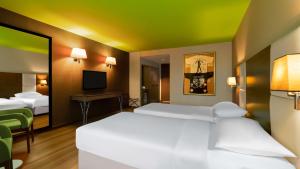 イスタンブールにあるPark Inn by Radisson Istanbul Asia Kavacikのベッド2台とテレビが備わるホテルルームです。