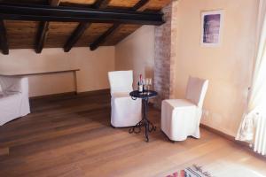 a room with two white chairs and a table at Agriturismo La Burlanda in Fosdinovo