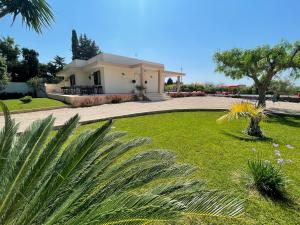 a house with a garden and a driveway at B&B Villa Jonica in Gallipoli