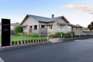 ein Haus am Straßenrand in der Unterkunft Rydges Armidale in Armidale