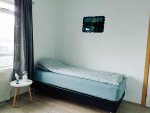 Uma cama ou camas num quarto em Bergistangi Guest House