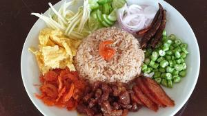 een bord met rijst, bonen en groenten bij นิทานคำกลอน 2 Nithankumkon 2 in Amphawa
